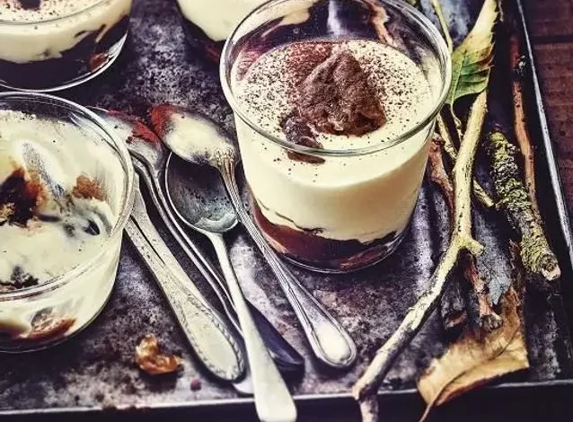 verrines de tiramisu sur un plateau