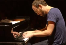 Yaron Herman jouant du piano
