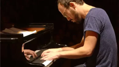 Yaron Herman jouant du piano