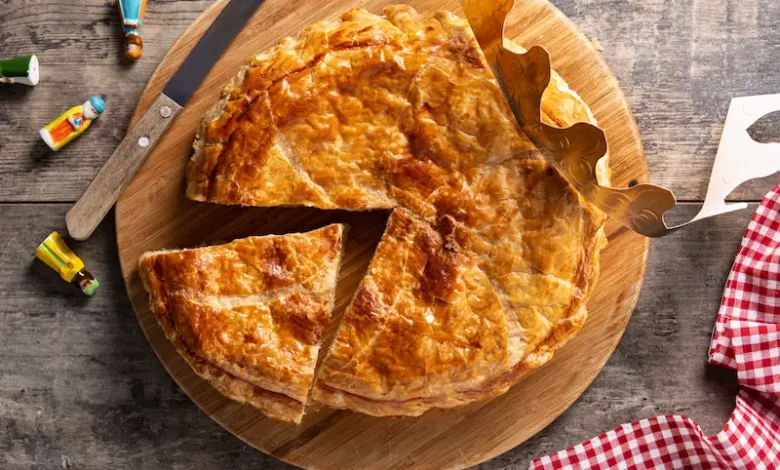 galette des rois sur une table